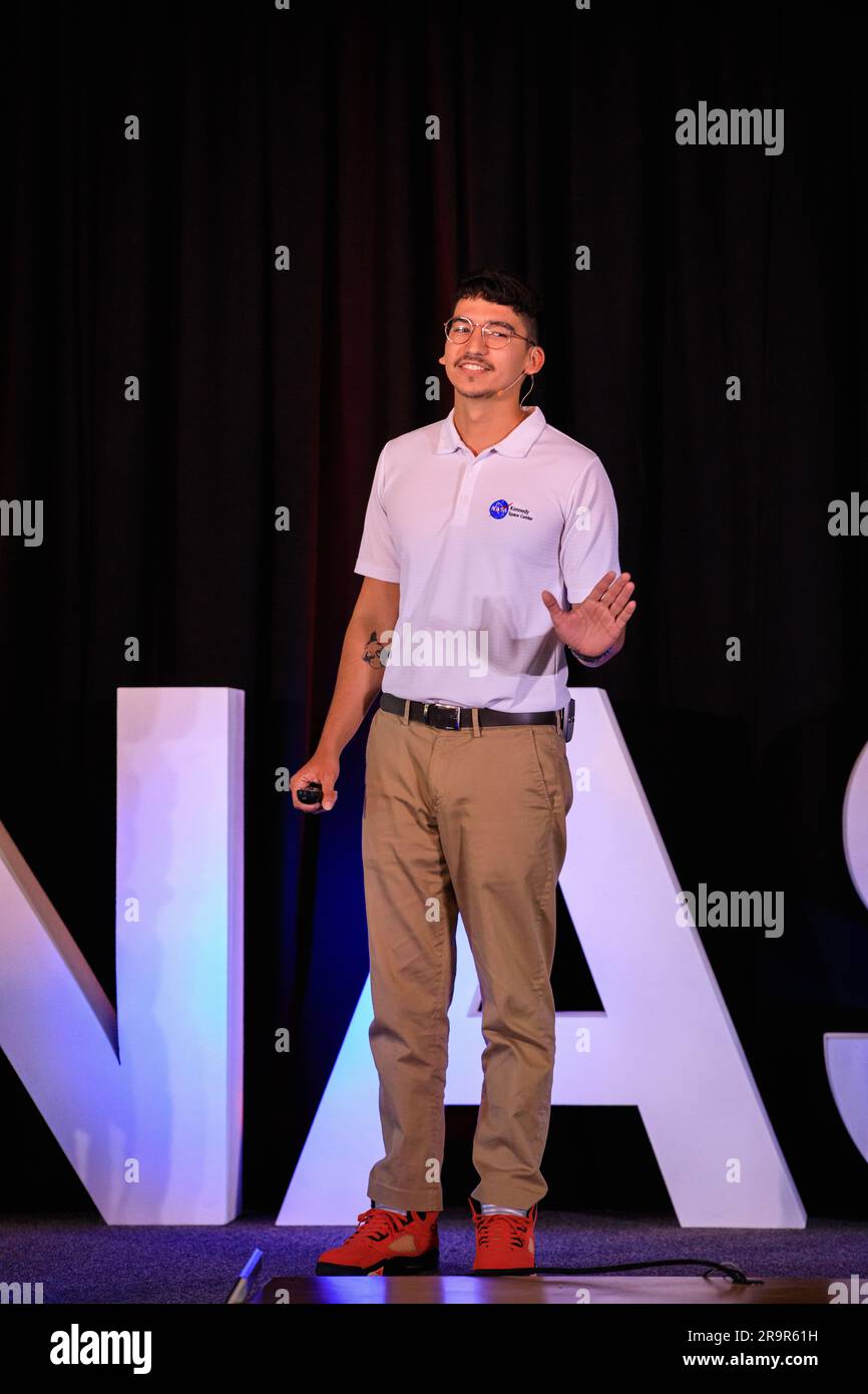 Juan Miller Escandon, con Exploration Ground Systems, si è rivolto ai partecipanti durante i "NASA Talks", un evento interno di condivisione delle conoscenze ospitato dai leader di lancio presso il Kennedy Learning Institute il 2 maggio 2023, volto a migliorare le competenze di leadership, l'impegno dei dipendenti e la fidelizzazione. Foto Stock
