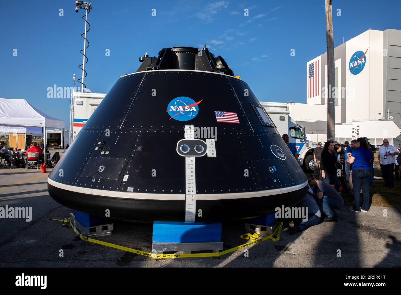 Test delle bacinelle a rotazione CMTA Artemis II. Il Crew Module test Article (CMTA) è in vista al bacino Turn nell'area Launch Complex 39 al Kennedy Space Center della NASA in Florida il 30 gennaio 2023. Il CMTA viene utilizzato per praticare il recupero dopo lo splash down della navicella Orion per prepararsi alla missione con equipaggio Artemis II. Exploration Ground Systems è a capo degli sforzi di recupero. Foto Stock