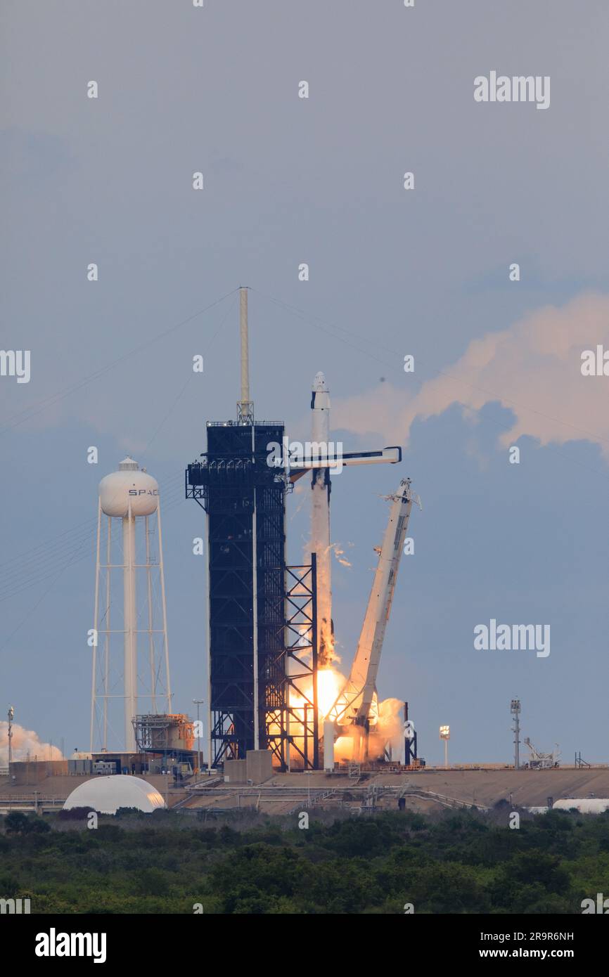 Axiom-2 Launch Show & Liftoff. Un razzo SpaceX Falcon 9, che trasporta la navicella Dragon della compagnia, decolla dal Launch Complex 39A del NASA Kennedy Space Center in Florida il 21 maggio 2023 per l'Axiom Mission 2 (Ax-2) alla stazione spaziale Internazionale. AX-2 è la seconda missione astronauta privata nella stazione spaziale Internazionale, inviando il comandante Peggy Whitson, il pilota John Shoffner e gli specialisti missione Ali Alqarni e Rayyanah Barnawi al laboratorio orbitale, dove trascorreranno circa 10 giorni conducendo ricerche scientifiche, sensibilizzazione e attività commerciali. Evento di sollevamento Foto Stock