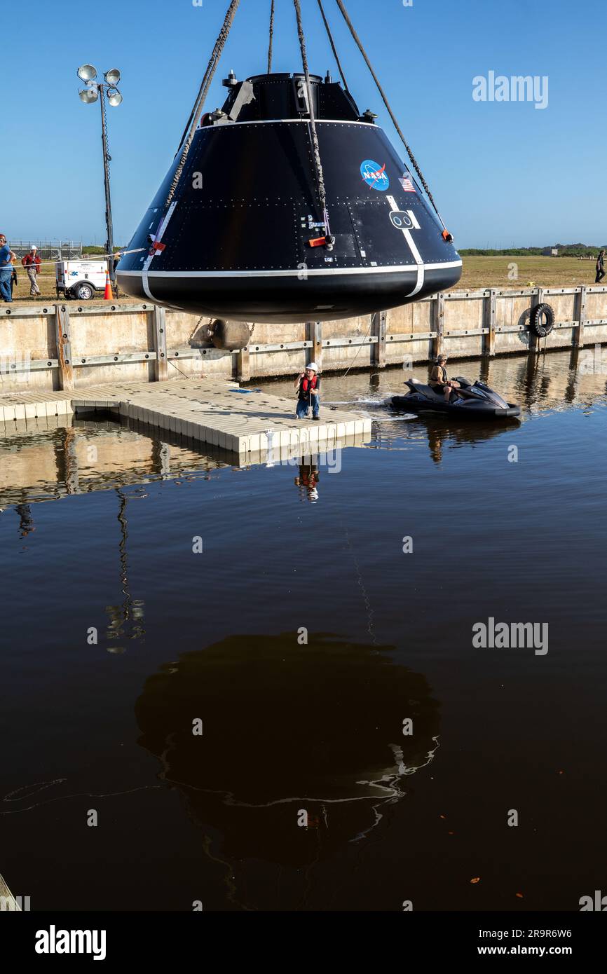 Test delle bacinelle a rotazione CMTA Artemis II. Una gru è utilizzata per tenere l'articolo Crew Module test (CMTA) sopra l'acqua nel bacino Turn nell'area Launch Complex 39 al Kennedy Space Center della NASA in Florida il 30 gennaio 2023. Il CMTA viene utilizzato per praticare il recupero dopo lo splash down della navicella Orion per prepararsi alla missione con equipaggio Artemis II. Exploration Ground Systems è a capo degli sforzi di recupero. Foto Stock
