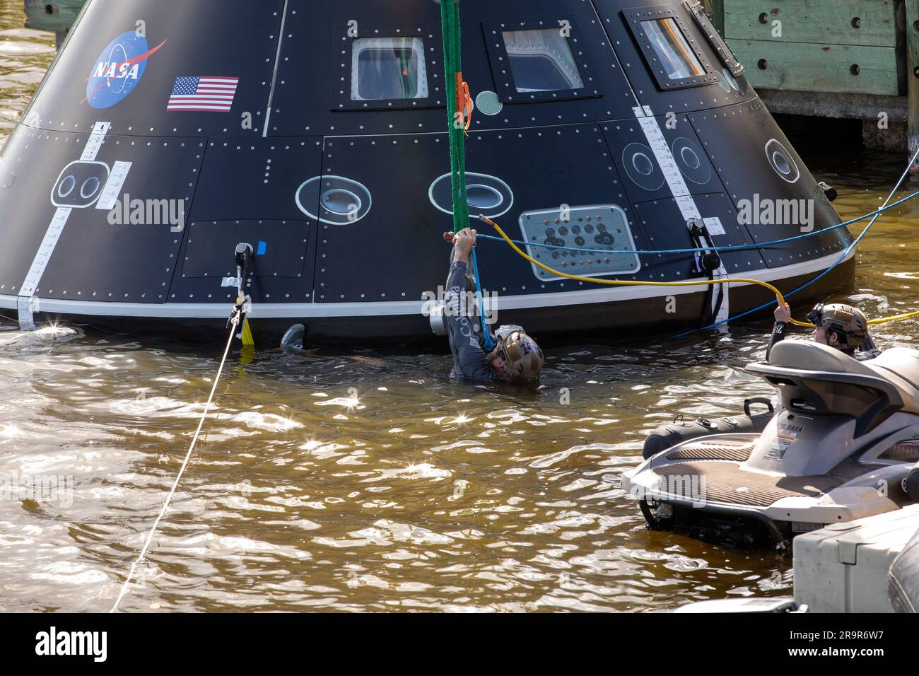 Test delle bacinelle a rotazione CMTA Artemis II. I membri del team di atterraggio e recupero assicurano l'articolo Crew Module test (CMTA) in acqua nel bacino Turn nell'area Launch Complex 39 al Kennedy Space Center della NASA in Florida il 30 gennaio 2023. Il CMTA viene utilizzato per praticare il recupero dopo lo splash down della navicella Orion per prepararsi alla missione con equipaggio Artemis II. Exploration Ground Systems è a capo degli sforzi di recupero. Foto Stock