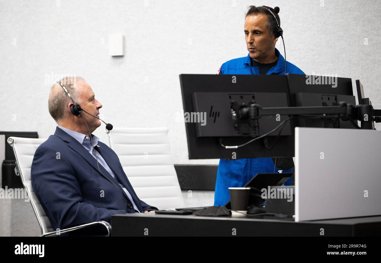 Lancio della NASA SpaceX Crew-6. Norm Knight, direttore delle operazioni di volo presso il Johnson Space Center della NASA, Left, e Joe Acaba, capo dell'ufficio degli astronauti, A destra vengono visti mentre monitorano il conto alla rovescia del lancio di un razzo SpaceX Falcon 9 che trasporta la navicella Dragon della compagnia nella missione SpaceX Crew-6 della NASA con gli astronauti della NASA Stephen Bowen e Warren 'Woody' Hoburg, astronauta degli Emirati Arabi Uniti Sultan Alneyadi, E il cosmonauta Roscosmos Andrey Fedyaev a bordo, mercoledì 1 marzo 2023, nella sala di fuoco quattro del Rocco A. Petrone Launch Control Center presso il Kennedy Space Cent della NASA Foto Stock