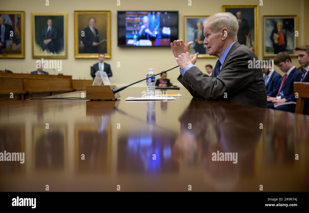 L'amministratore della NASA Bill Nelson presentò la richiesta di budget per l'anno fiscale 2024 alla House Science, Space and Technology Committee il 27 aprile 2023, presso il Rayburn House Office Building a Washington, DC, definendo le priorità di finanziamento per i programmi della NASA. Foto Stock