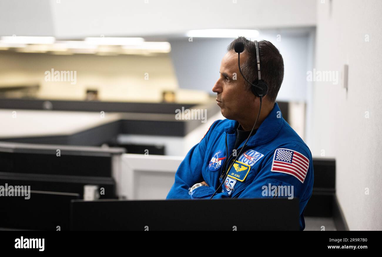 Il tentativo di lancio della NASA SpaceX Crew-6. Joe Acaba, capo dell'ufficio degli astronauti, monitora il conto alla rovescia del tentativo di lancio di un razzo SpaceX Falcon 9 che trasporta la navicella Dragon della compagnia nella missione SpaceX Crew-6 della NASA con gli astronauti della NASA Stephen Bowen e Warren 'Woody' Hoburg, astronauta degli Emirati Arabi Uniti Sultan Alneyadi, E il cosmonauta Roscosmos Andrey Fedyaev a bordo, lunedì 27 febbraio 2023, nella sala di lancio quattro del Launch Control Center del Kennedy Space Center della NASA in Florida. La missione SpaceX Crew-6 della NASA è la sesta missione di rotazione dell'equipaggio della SpaceX Dragon Foto Stock