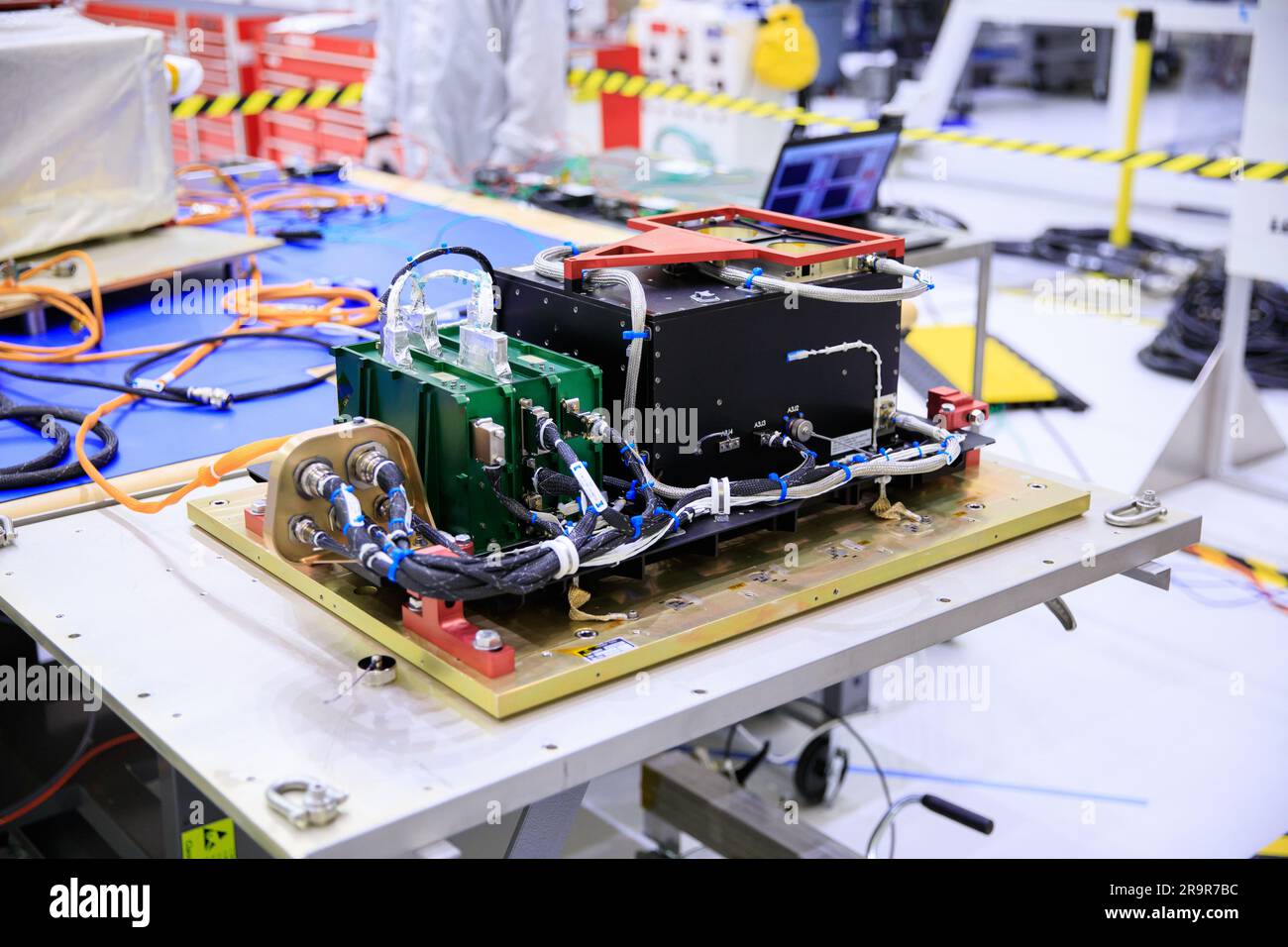 Primo piano di un componente del sistema di comunicazione ottica per Artemis II all'interno della baia del Neil Armstrong Operations and Checkout Building, Kennedy Space Center, il 2 giugno 2023. Il sistema consente velocità di trasferimento dati fino a 100 volte superiori rispetto alla tecnologia attuale, consentendo la trasmissione video ad alta definizione dalla Luna o da Marte. Artemis II porterà gli astronauti a bordo di Orion nella prima missione Artemis con equipaggio. Foto Stock
