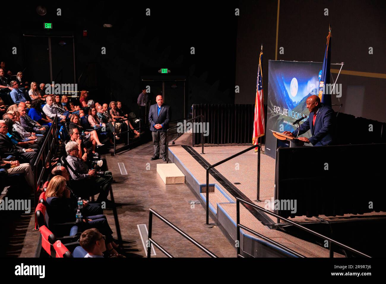 Cerimonia di premiazione KSC Honor 2022. Kelvin Manning, vice direttore del Kennedy Space Center della NASA, parla al pubblico durante la cerimonia di premiazione KSC Honor Awards 2022 del centro all'interno del teatro IMAX presso il vicino Visitor Complex dello spazioporto della Florida il 13 giugno 2023. I dipendenti del Kennedy Space Center, i vincitori del premio, le famiglie e gli amici hanno partecipato alla cerimonia, che ha onorato sia i dipendenti pubblici che gli appaltatori per il loro contributo alla NASA e Kennedy. Foto Stock