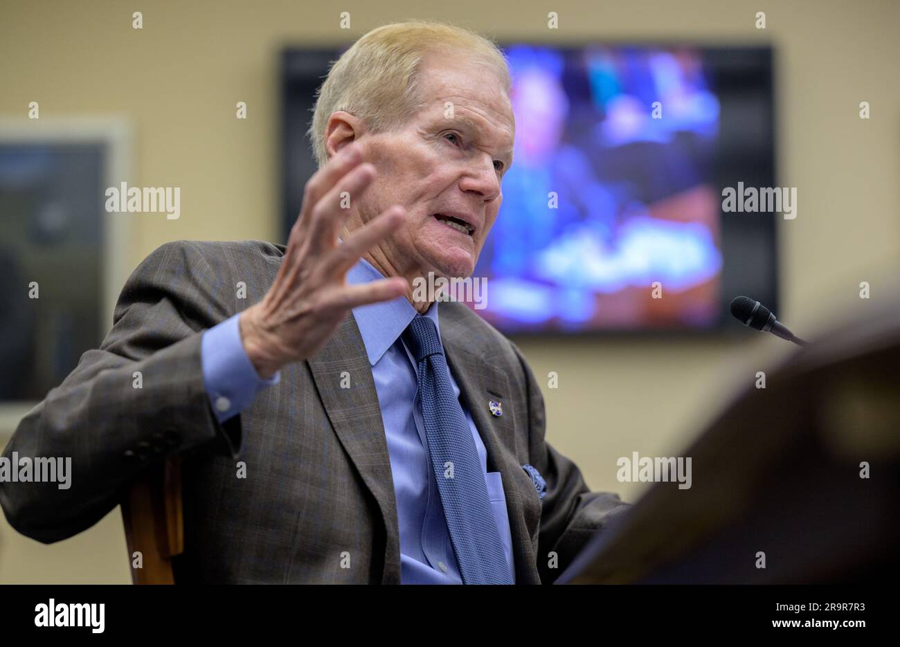 L'amministratore della NASA Bill Nelson presentò il bilancio proposto per l'anno fiscale 2024 alla House Science, Space and Technology Committee il 27 aprile 2023, presso il Rayburn House Office Building a Washington, DC, delineando le priorità per i programmi e la ricerca della NASA. Foto Stock