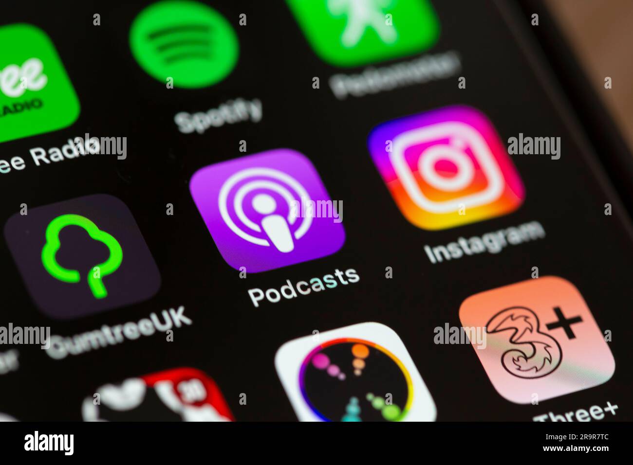 Primo piano di un'app podcast sullo schermo di uno smartphone. Foto Stock