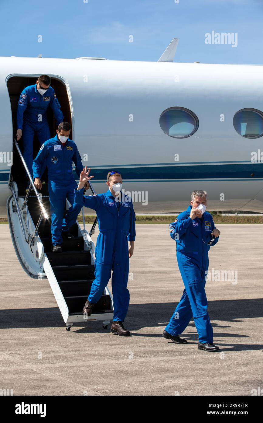 NASA/SpaceX Crew-6 astronauti in arrivo. I membri dell'equipaggio per la missione SpaceX Crew-6 della NASA verso la stazione spaziale Internazionale arrivano al Kennedy Space Center's Launch and Landing Facility in Florida il 21 febbraio 2023. Dal fronte ci sono gli astronauti della NASA Stephen Bowen e Warren "Woody" Hoburg, l'astronauta degli Emirati Arabi Uniti Sultan Alneyadi e il cosmonauta di Roscosmos Andrey Fedyaev. L'equipaggio si dirigerà verso gli Astronaut Crew Quarters del centro, in attesa del lancio a bordo del Crew Dragon su un razzo SpaceX Falcon 9. Il lancio è previsto non prima del 26 febbraio alle 2:07. EST. Crew-6 è la sesta cra Foto Stock