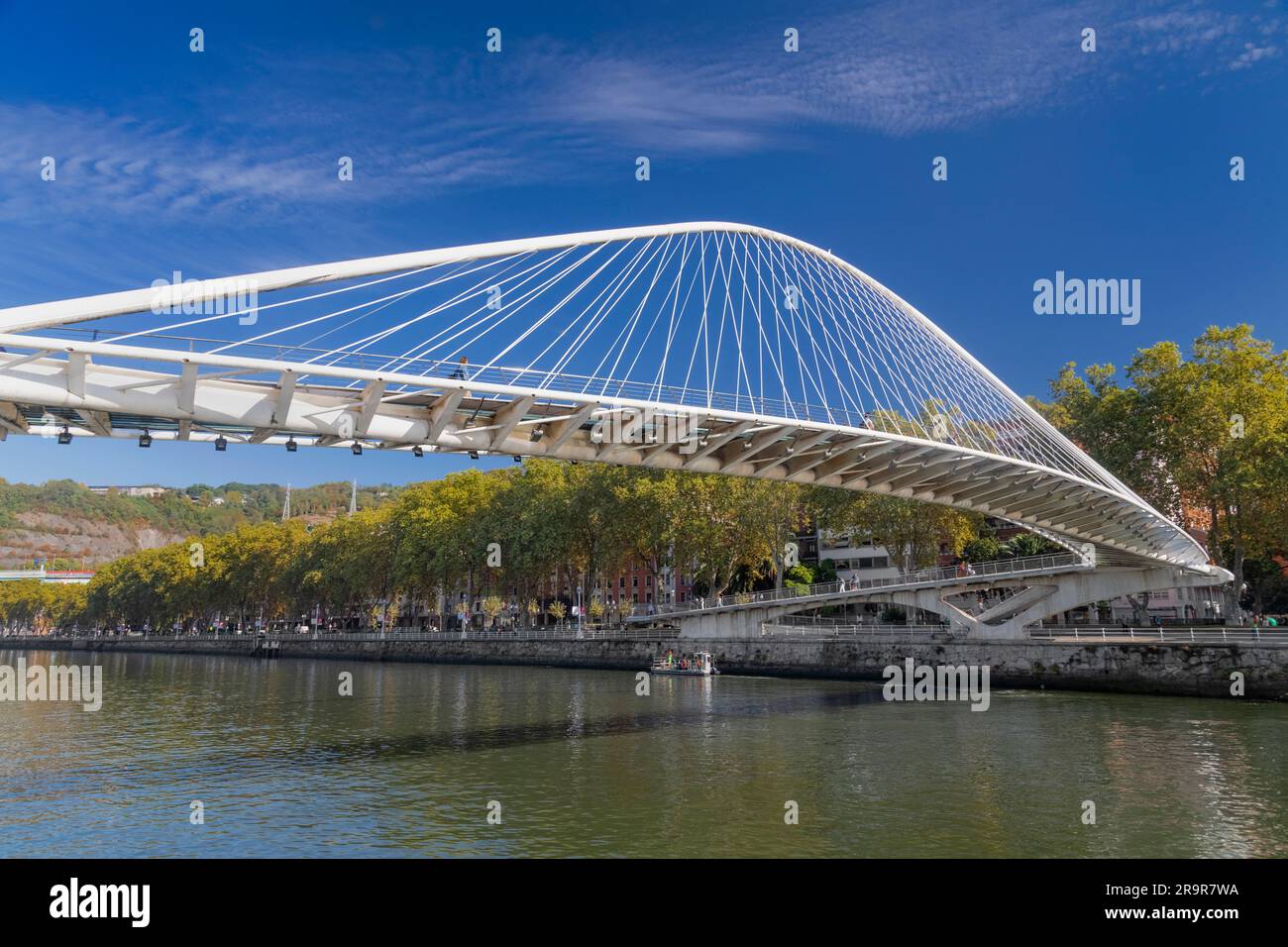 Spagna, Paesi Baschi, Bilbao, Zubizuri o Ponte bianco, passerella ad arco sul fiume Nervion progettata da Santiago Calatrava e aperta nel 19 Foto Stock