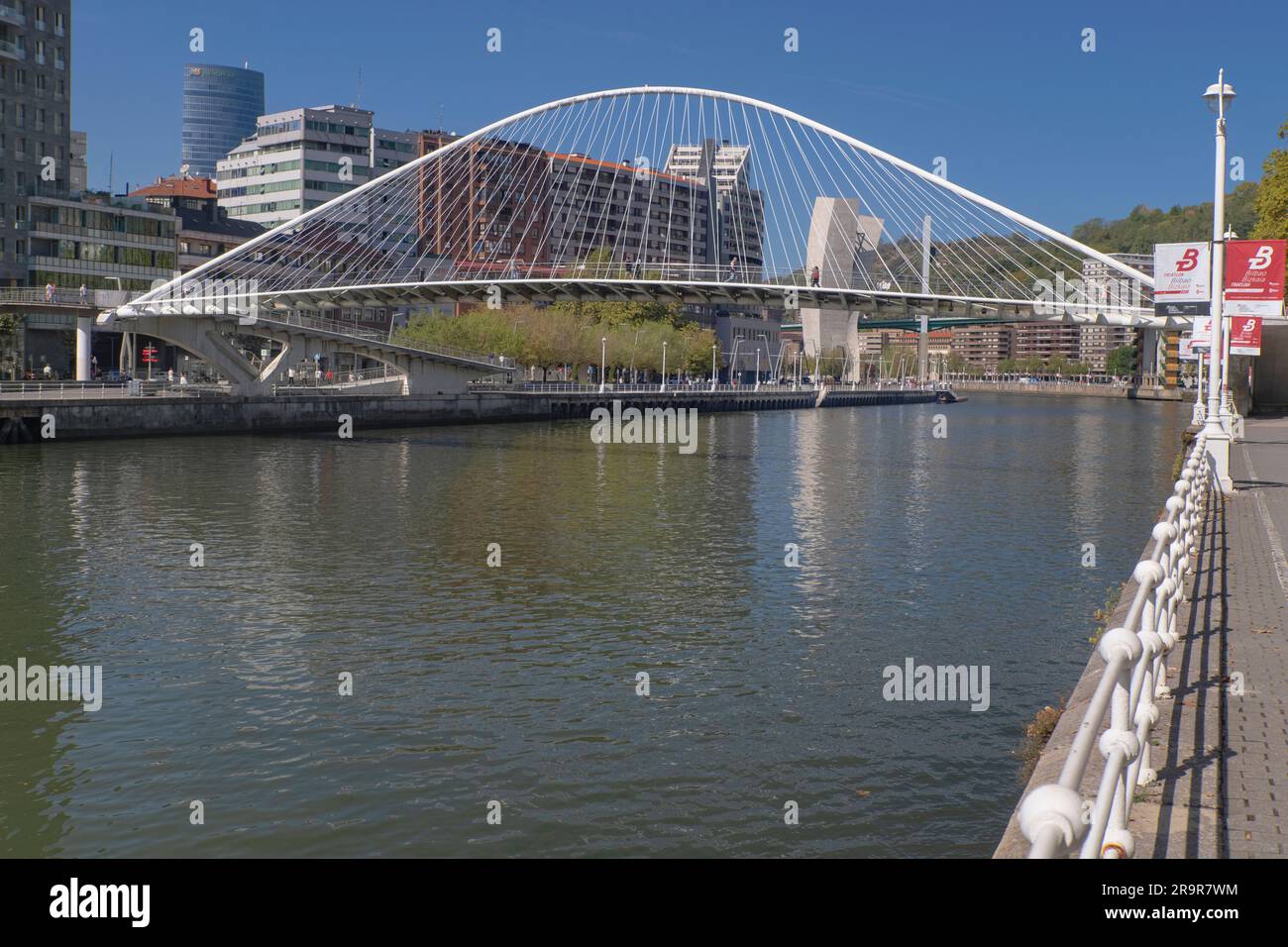 Spagna, Paesi Baschi, Bilbao, Zubizuri o Ponte bianco, passerella ad arco sul fiume Nervion progettata da Santiago Calatrava e aperta nel 19 Foto Stock