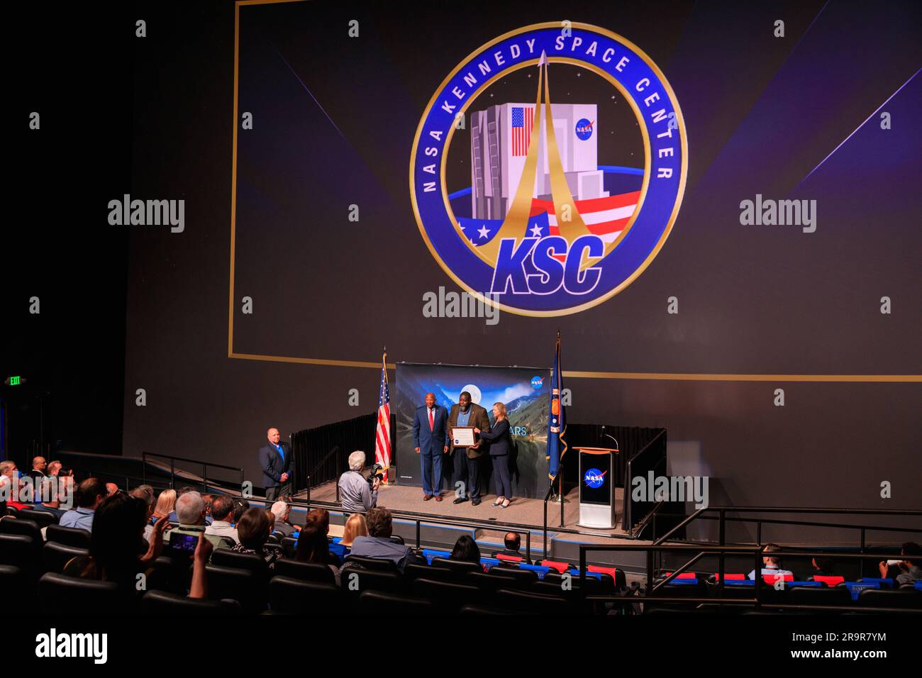 Il direttore del Centro spaziale Kennedy della NASA Janet Petro e il vicedirettore Kelvin Manning presentano un certificato di apprezzamento del KSC a Malcom Boston alla cerimonia di premiazione del KSC Honor Awards 2022 nel teatro IMAX presso il Visitor Complex il 13 giugno 2023, onorando i funzionari pubblici e gli appaltatori per i loro contributi. Foto Stock