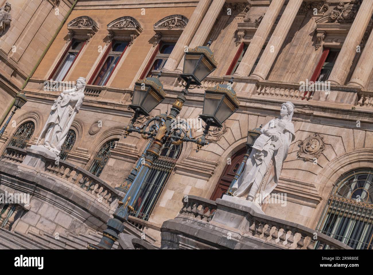 Spagna, Paesi Baschi, Bilbao, Municipio in stile barocco risalente al 1892, dettaglio della facciata con statue in marmo che rappresentano legge e giustizia. Foto Stock