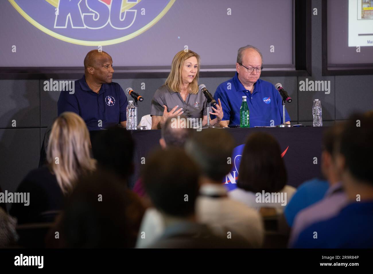 Municipio del KSC. Da sinistra, il vicedirettore del Kennedy Space Center della NASA Kelvin Manning, il direttore Janet Petro e il direttore associato, Management Burt Summerfield partecipano a un municipio dipendente presso lo spazioporto della Florida il 13 marzo 2023. I leader senior hanno discusso i risultati e gli obiettivi chiave del centro, oltre a rispondere alle domande della forza lavoro Kennedy. Foto Stock