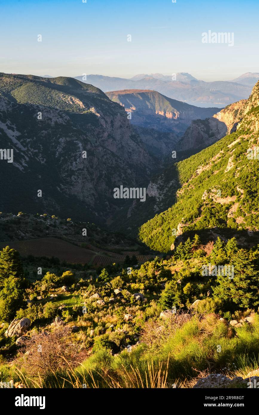 Paesaggio montano in Grecia durante il sole Foto Stock