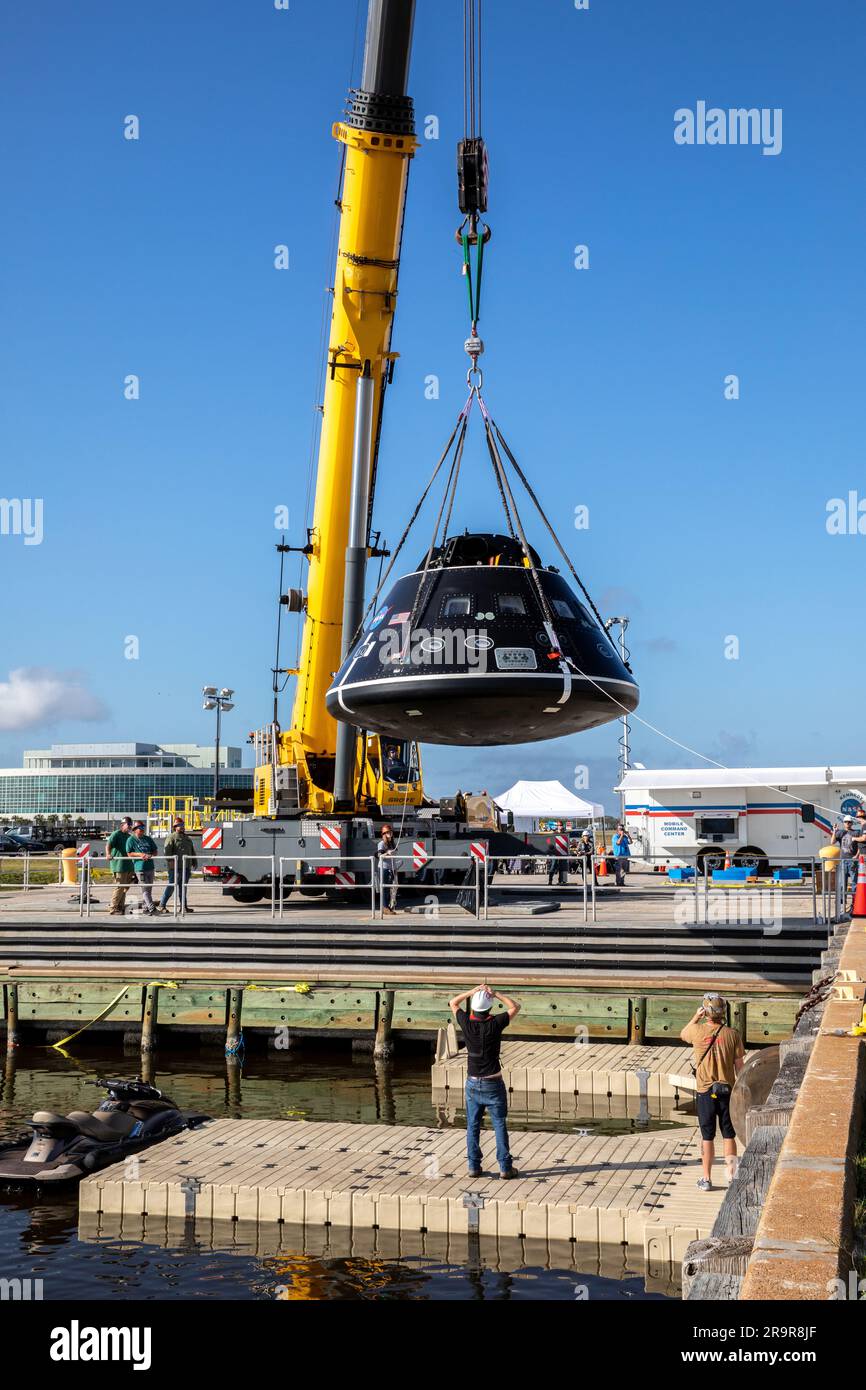 Test delle bacinelle a rotazione CMTA Artemis II. Una gru viene utilizzata per spostare l'articolo Crew Module test (CMTA) sopra l'acqua nel bacino Turn nell'area Launch Complex 39 del Kennedy Space Center della NASA in Florida il 30 gennaio 2023. Il CMTA viene utilizzato per praticare il recupero dopo lo splash down della navicella Orion per prepararsi alla missione con equipaggio Artemis II. Exploration Ground Systems è a capo degli sforzi di recupero. Foto Stock