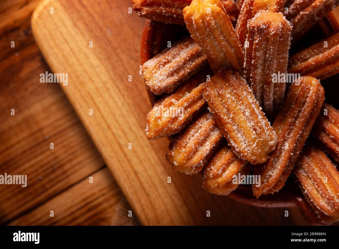 Churros. Pasta di farina di grano fritto, uno snack dolce molto popolare in Spagna, Messico e altri paesi dove è consuetudine mangiarli per la prima colazione o s Foto Stock
