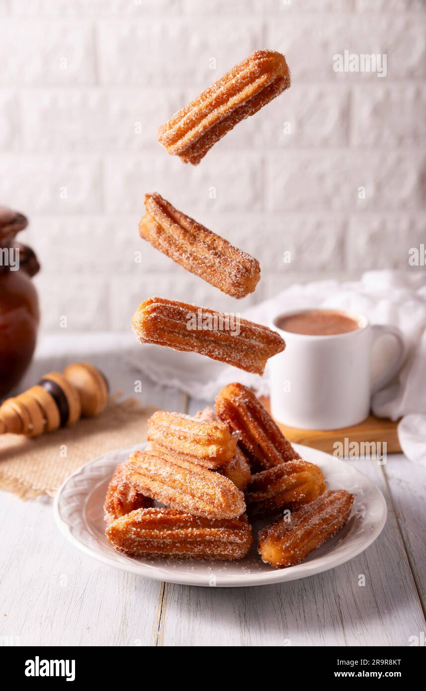 Cadendo Churros. Impasto di farina di frumento fritto, uno spuntino dolce molto popolare in Spagna, Messico e altri paesi dove è consuetudine mangiarli per la colazione Foto Stock