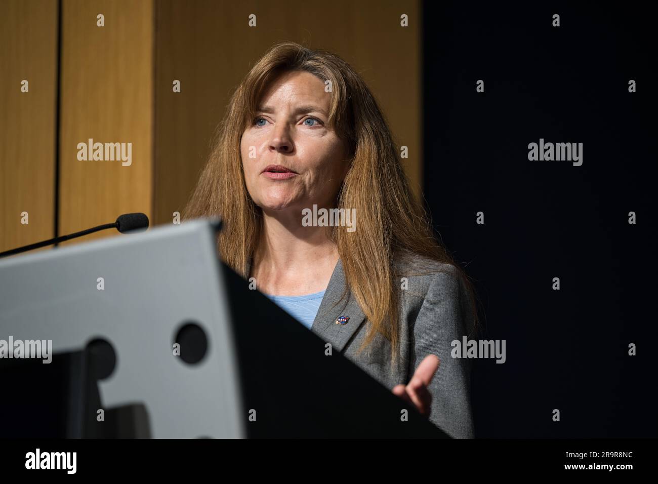 Lisa Watson-Morgan, responsabile del programma HLS, ha annunciato il 19 maggio 2023 che Blue Origin svilupperà un sistema di atterraggio umano sostenibile per Artemis V. il sistema trasporterà gli astronauti tra Gateway in orbita lunare e superficie della Luna, sostenendo le missioni scientifiche e di esplorazione della NASA. L'evento si è svolto presso la sede centrale della NASA di Mary W. Jackson, Washington, D.C. Foto Stock