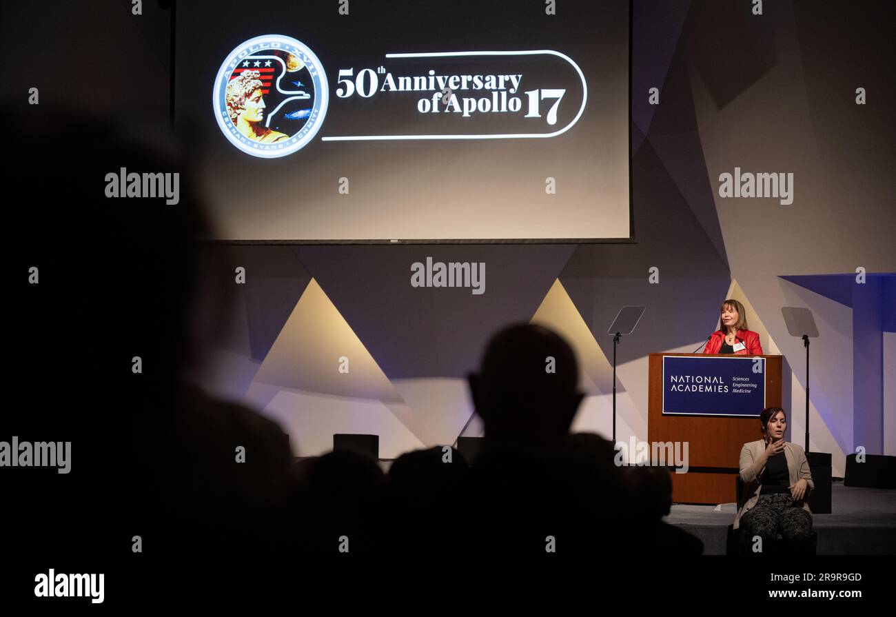Colleen Hartman pronuncia le sue osservazioni conclusive al 50° anniversario dell'Apollo 17. Gli astronauti della missione Cernan, Schmitt ed Evans effettuarono l'ultimo atterraggio Apollo Moon nel dicembre 1972, effettuando esperimenti di superficie e raccogliendo campioni lunari. Foto Stock