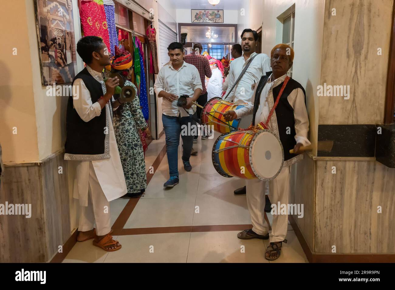 Jodhpur, Rajasthan, India - 19.10.2019 : Baraat o processione dello sposo, familiari e amici. Per raggiungere il luogo del matrimonio mentre canti e balli Foto Stock