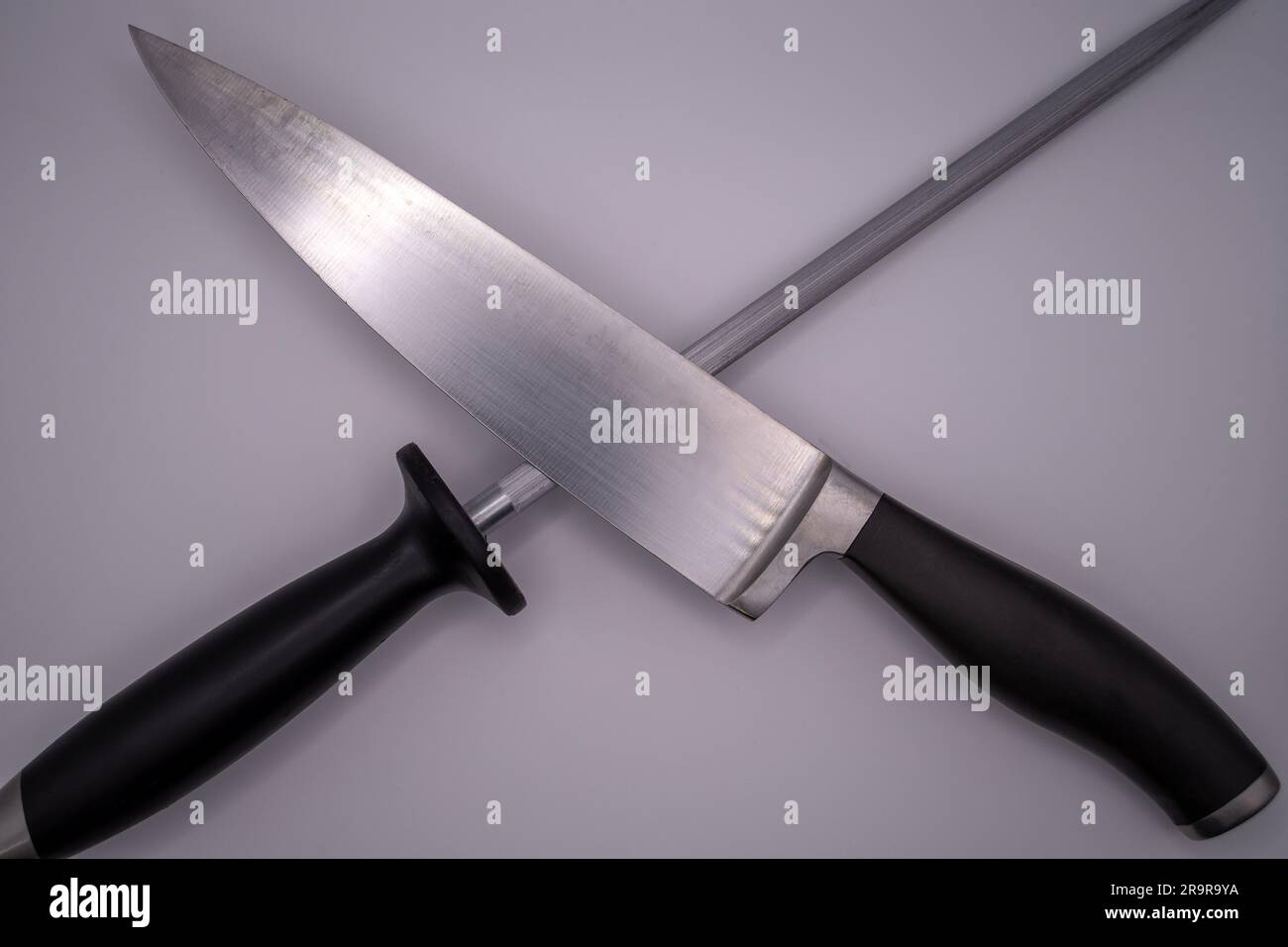 L'abbinamento perfetto: Un set di coltelli e affilatori da chef per eccellenza culinaria Foto Stock