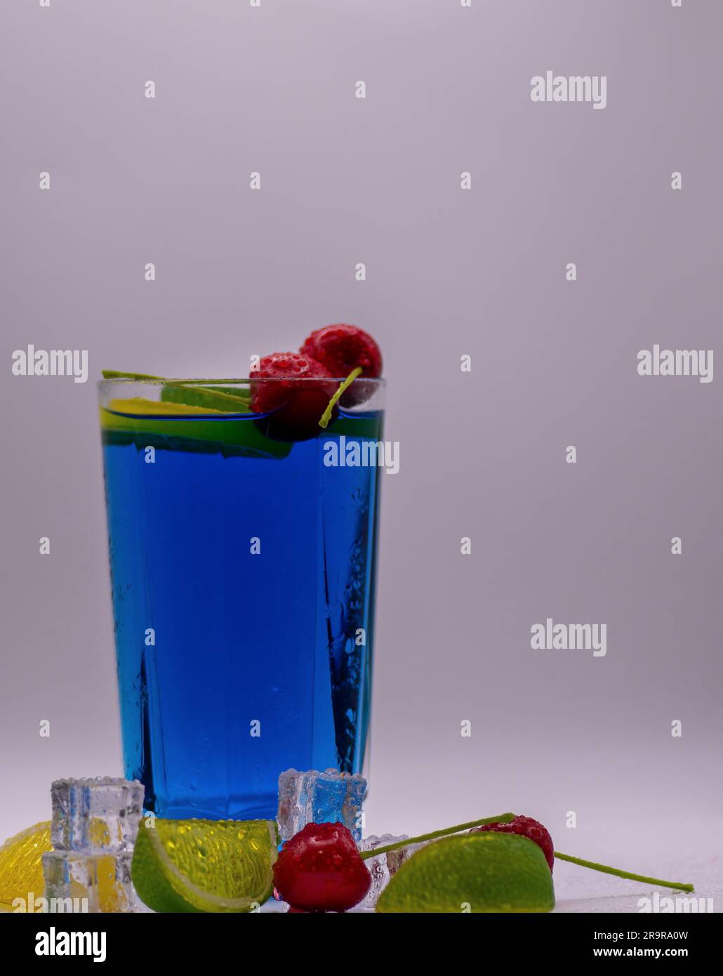 Oceanic Delight: Una vibrante bevanda blu con allettanti accenti di frutta Foto Stock
