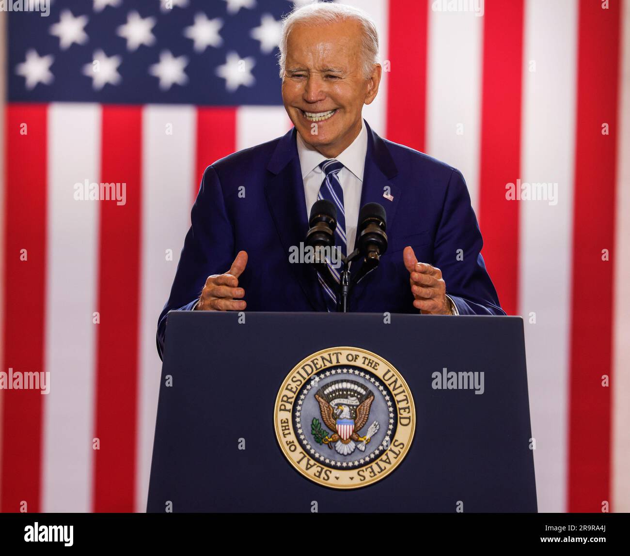 Chicago, Stati Uniti. 28 giugno 2023. Il presidente DEGLI STATI UNITI Joe Biden si rivolge ai sostenitori dell'Old Post Office di Chicago, Illinois, mercoledì 28 giugno 2023. Biden ha parlato del suo piano economico, denominato "Bidenomics", per far crescere e rafforzare l'economia statunitense. Foto di Tannen Maury/UPI Credit: UPI/Alamy Live News Foto Stock