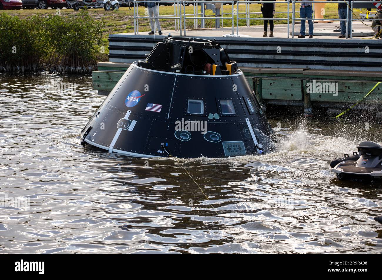 Test delle bacinelle a rotazione CMTA Artemis II. Il Crew Module test Article (CMTA) galleggia nell'acqua nel bacino a sua volta nell'area del Launch Complex 39 al Kennedy Space Center della NASA in Florida il 30 gennaio 2023. Il CMTA viene utilizzato per praticare il recupero dopo lo splash down della navicella Orion per prepararsi alla missione con equipaggio Artemis II. Exploration Ground Systems è a capo degli sforzi di recupero. Foto Stock