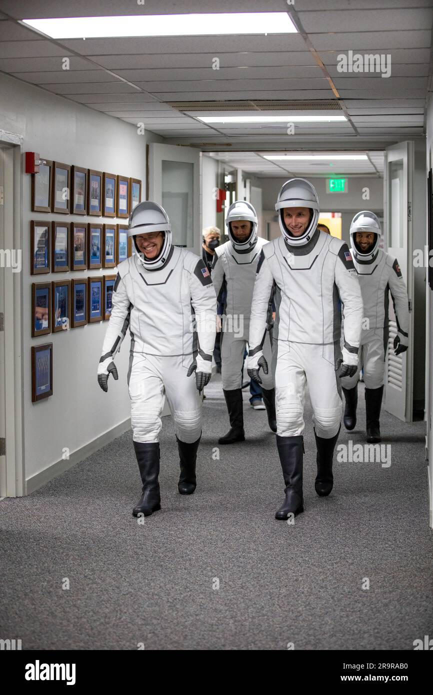 NASA/SpaceX Crew-6 Dry Dress Rehearsal. Gli astronauti SpaceX Crew-6 della NASA escono dalla sala di addestramento dell'equipaggio all'interno del Neil Armstrong Operations and Checkout Building e si dirigono verso l'ascensore durante una prova di conto alla rovescia al Kennedy Space Center dell'agenzia in Florida il 23 febbraio 2023, per prepararsi al prossimo lancio dell'equipaggio-6. Di fronte, da sinistra, ci sono l'astronauta della NASA Stephen Bowen, comandante; e l'astronauta della NASA Warren "Woody" Hoburg, pilota. Dietro di loro, da sinistra ci sono Andrei Fedyaev, il cosmonauta Roscosmos e lo specialista delle missioni; e Sultan Alneyadi, astronauta degli Emirati Arabi Uniti e missione Foto Stock