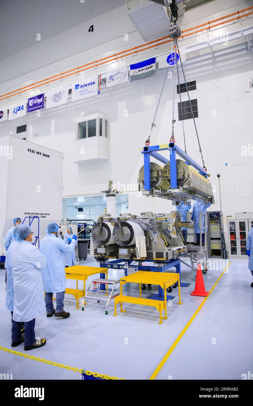 I tecnici del Kennedy Space Center della NASA utilizzarono una gru per sollevare e impilare il terzo set di International Space Station Roll Out Solar Arrays (iROSA) nella Space Station Processing Facility il 23 marzo 2023. Gli array saranno consegnati a bordo di SpaceX Dragon CRS-28 per l'installazione sulla stazione, fornendo energia solare compatta e a diffusione. BOEING, ISS, NASA, KSC, SSPF, pannelli solari, rifornimento commerciale. Foto Stock