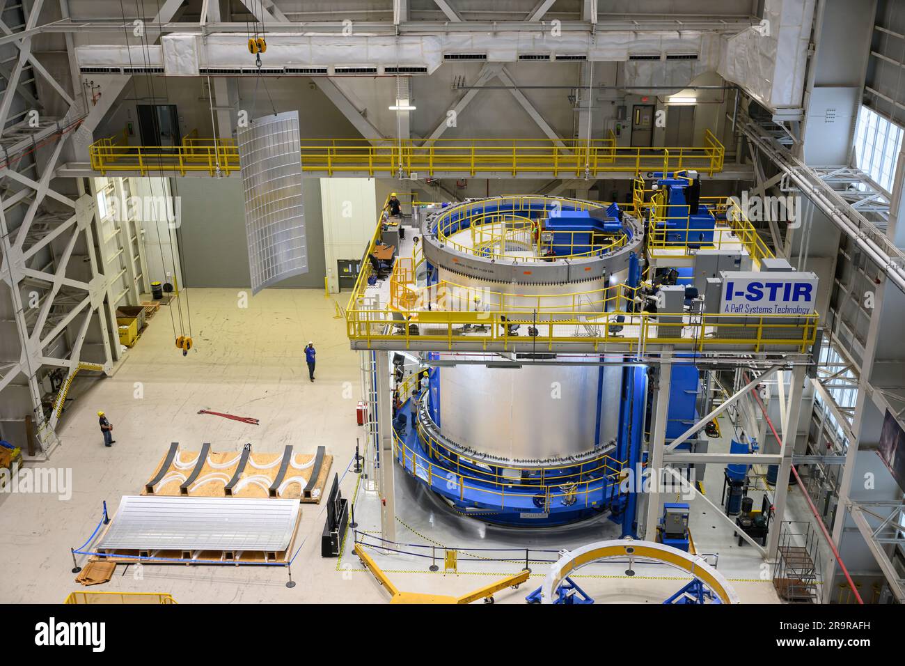 . Gli equipaggi del Michoud Assembly Facility della NASA a New Orleans caricano pannelli in lega di alluminio nel Vertical Weld Center il 1° giugno. Il centro di saldatura verticale è uno strumento di saldatura a frizione per le grandi strutture della fase centrale del razzo SLS (Space Launch System). Le squadre caricano i pannelli nel VWC utilizzando un sistema di gru a ponte, quindi più pannelli vengono saldati insieme per creare interi canne. I pannelli in queste immagini sono alcuni dei cinque barili che formeranno il serbatoio del propellente di idrogeno liquido SLS per il razzo SLS che alimenterà la missione Artemis IV della NASA, che è anche il primo fligh Foto Stock
