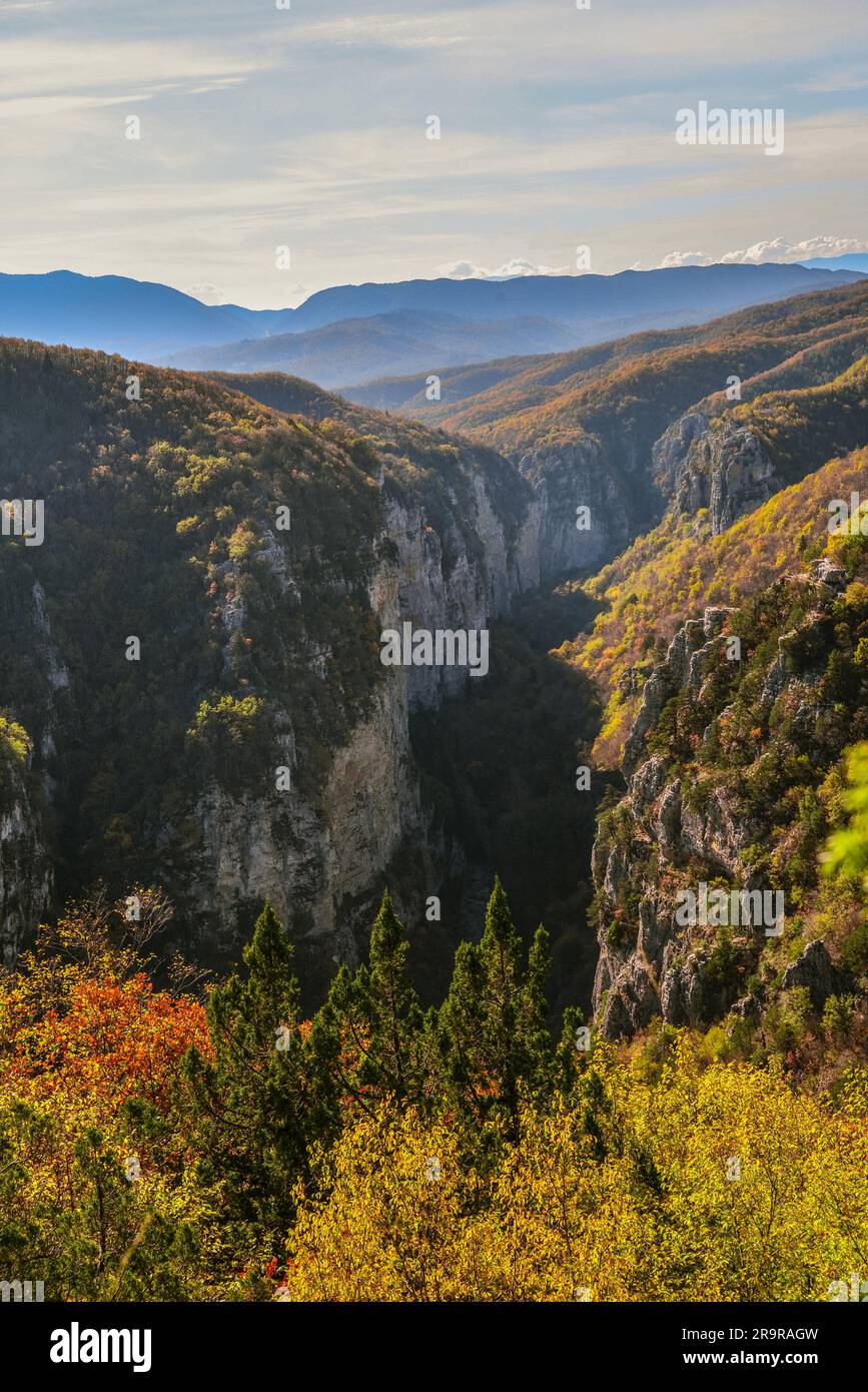 Vista della gola di Vikos dal monte Tymfi vicino a Tsepelovo a Zagori, Epiro, Grecia in autunno Foto Stock
