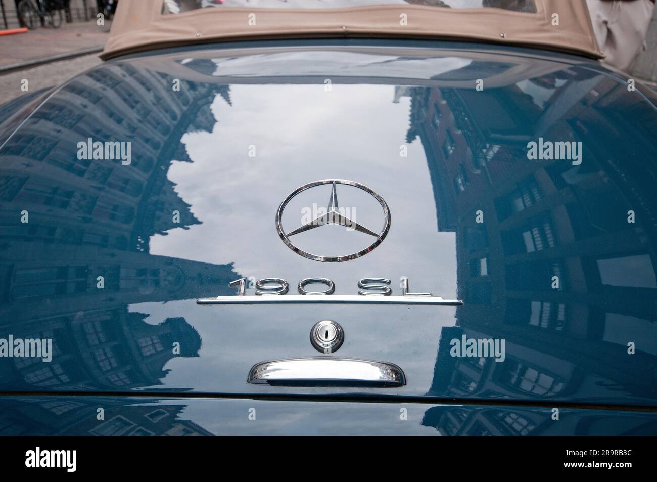 Retro della Mercedes 190 SL con edifici riflettenti, Bruges, Fiandre, Belgio Foto Stock