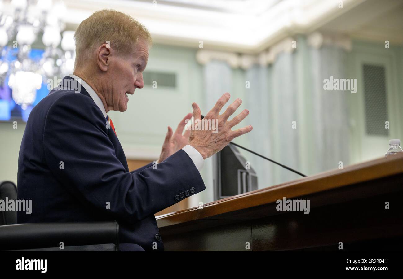 L'amministratore della NASA Bill Nelson testimonia all'audizione del Senato per il commercio, la scienza e i trasporti "esaminare il budget e le priorità della NASA" il 16 maggio 2023, presso il Russell Senate Office Building di Washington, D.C. l'audizione ha affrontato i finanziamenti della NASA, le priorità del programma e i piani strategici per l'esplorazione spaziale, la ricerca e lo sviluppo tecnologico. Foto Stock
