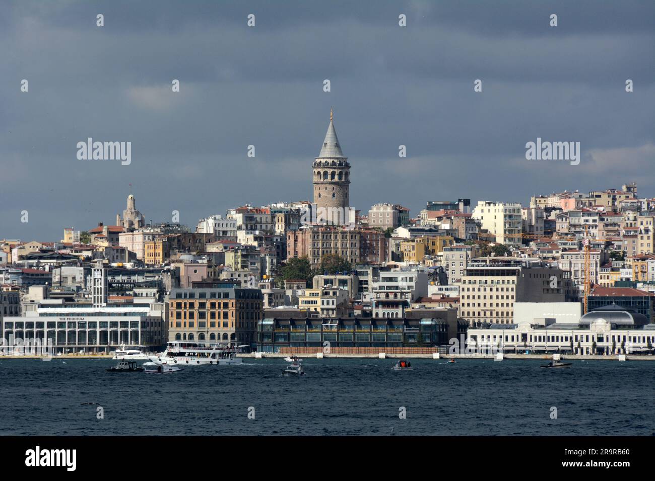 La Torre Galata e i distretti di Karakoy e Beyoglu lungo lo stretto del Bosforo sul lato europeo di Istanbul, Turchia / Turkiye. Foto Stock