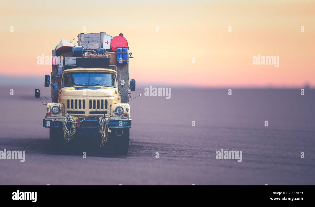 Camion Expedition vintage nel deserto africano al tramonto con Copy Space Foto Stock