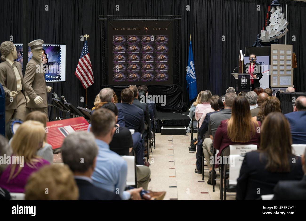 Cerimonia di emissione del timbro JWST. Il Goddard Space Flight Center Webb Deputy Observatory Project Scientist della NASA, Erin Smith, fornisce osservazioni al primo giorno di emissione dell'evento per il nuovo francobollo del servizio postale degli Stati Uniti che celebra il James Webb Space Telescope (JWST) della NASA giovedì 8 settembre 2022 allo Smithsonian's National Postal Museum di Washington. Il francobollo, che presenta un'illustrazione dell'osservatorio, onora la missione di Webb di esplorare l'ignoto nel nostro universo, risolvendo misteri nel nostro sistema solare, guardando oltre i mondi lontani intorno ad altre stelle, e sondando la struttura Foto Stock