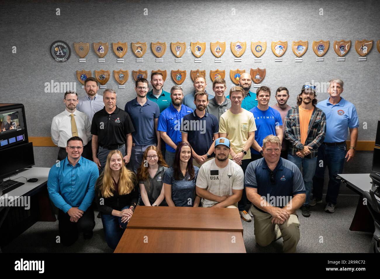 Il team di ingegneri Artemis i Launch Director e Arms and Umbilicals si riuniscono per una cerimonia di premiazione della targa all'interno della sala di tiro 1 del Centro di controllo del lancio del Kennedy Space Center il 24 marzo 2023, seguendo la tradizione dei programmi Apollo e Space Shuttle. Foto Stock