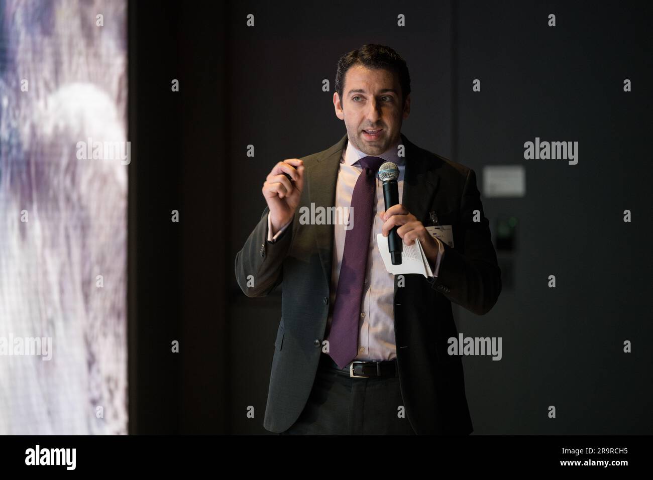 Robert Ganim, Director of Government Affairs and Business Development di Starburst Aerospace, ha parlato in occasione dello Space Education Day del 20 giugno 2023 presso il Microsoft Technology Center di Arlington sulla collaborazione e l'impegno degli studenti in materia di tecnologia spaziale. Foto Stock