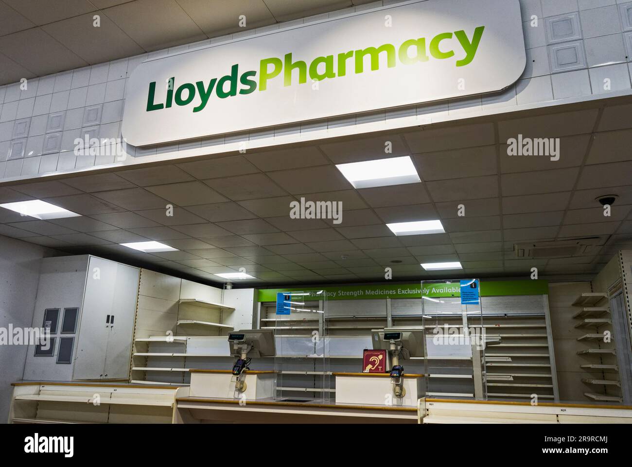 Lloyds Pharmacy chiude i punti vendita che operano nei negozi di Sainsbury, Regno Unito Foto Stock