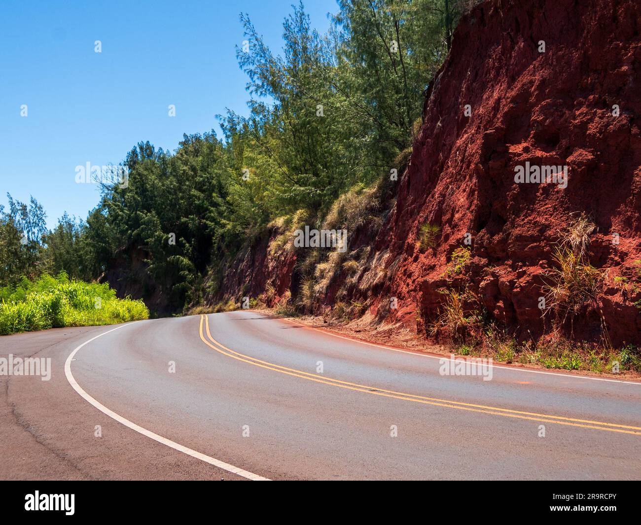 Strade curve abbracciano la costa hawaiana su questo tratto pesantemente viaggiato sulla costa occidentale di Maui Foto Stock