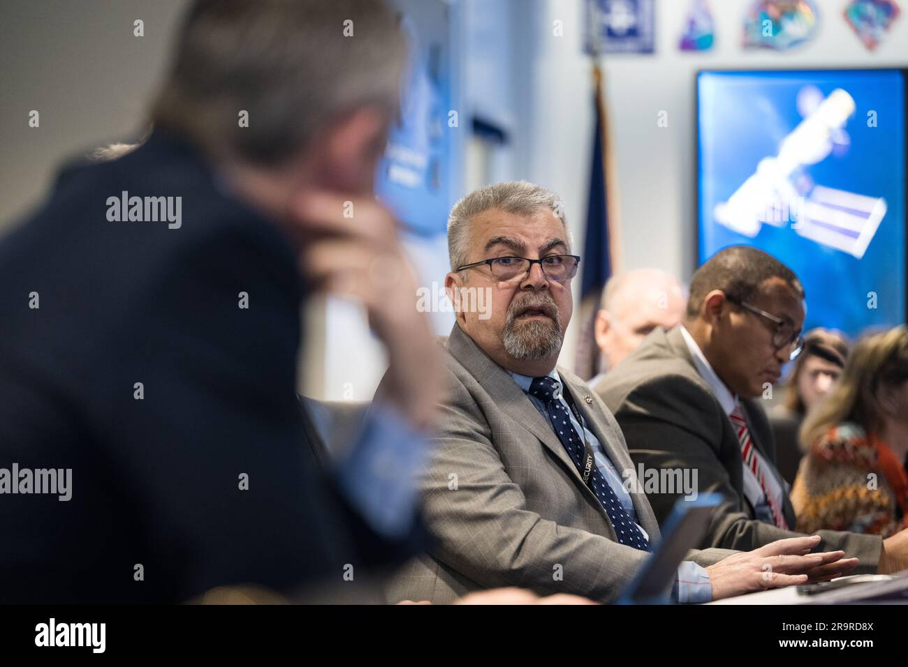 Il vice amministratore associato della NASA Badri Younes ha incontrato il Premier Alan Winde e una delegazione sudafricana per discutere lo sviluppo di un'antenna per la missione Lunar Exploration Ground Sites (LEGS) a Matjiesfontein, Sudafrica, il 13 giugno 2023, presso la sede della NASA Mary W. Jackson a Washington, D.C. Foto Stock