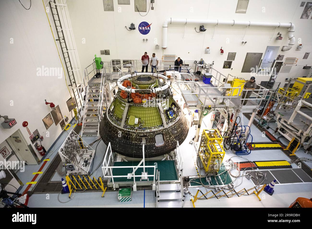 Artemis i Orion ritorno e manutenzione. Una vista dall'alto mostra la  capsula Artemis i Orion della NASA fissata su una piattaforma all'interno  del Multi-Payload Processing Facility (MPPF) al Kennedy Space Center in