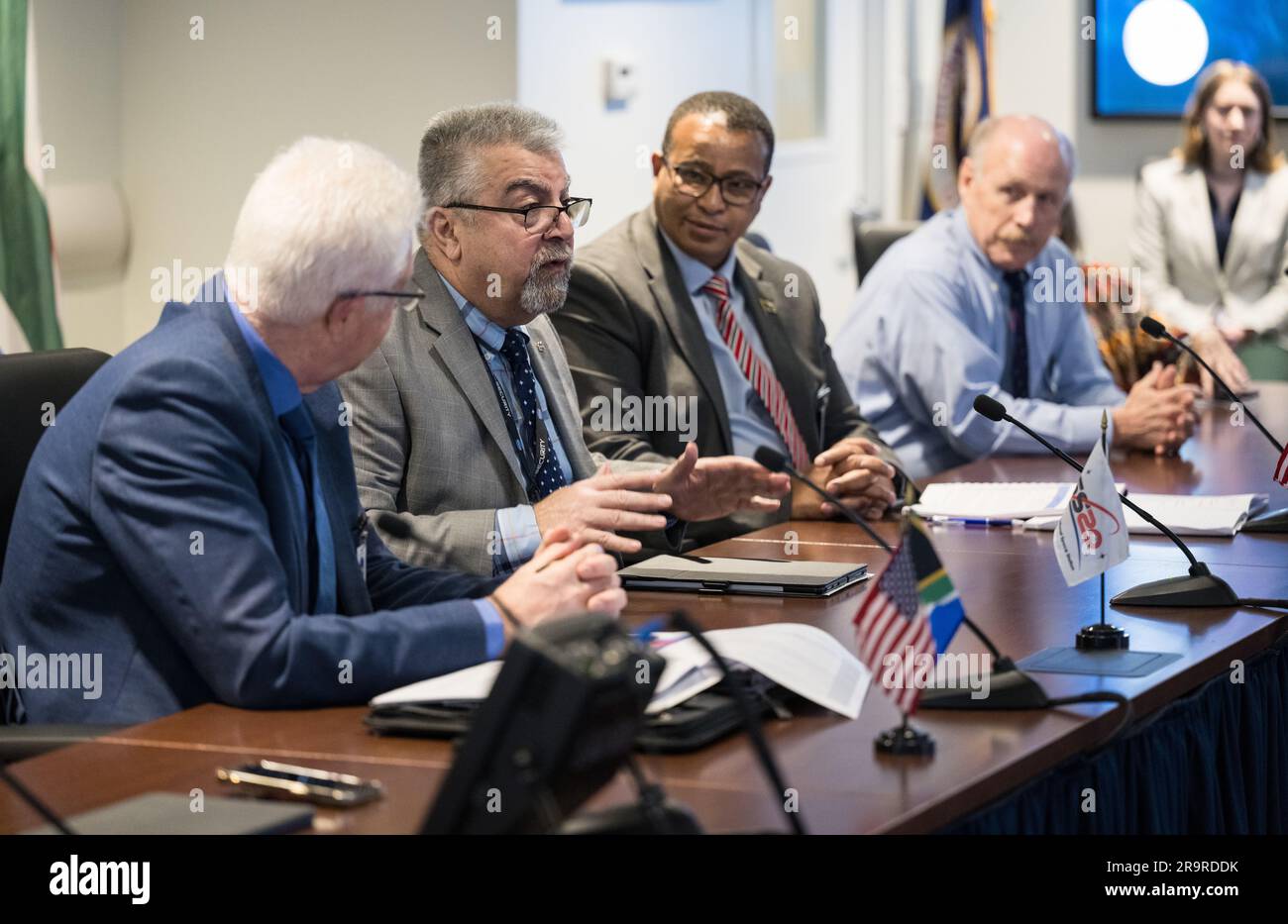 Il vice amministratore associato della NASA Badri Younes ha incontrato il Premier Alan Winde, il dottor Harry Malila e Ken Bowersox presso la sede della NASA Mary W. Jackson il 13 giugno 2023. L'incontro si è concentrato sullo sviluppo di un'antenna per la missione Lunar Exploration Ground Sites (LEGS) a Matjiesfontein, Sud Africa, e sulla relativa pianificazione. Foto Stock
