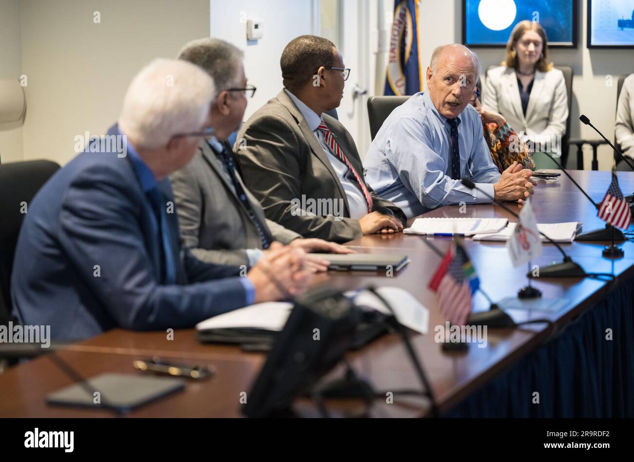 L'amministratore associato della NASA Ken Bowersox ha incontrato il Premier del Capo Occidentale Alan Winde, Badri Younes e il Dr. Harry Malila presso la sede della NASA Mary W. Jackson il 13 giugno 2023 per discutere lo sviluppo dell'antenna Lunar Exploration Ground Sites (LEGS) e la relativa pianificazione delle missioni a Matjiesfontein, Sudafrica. Foto Stock