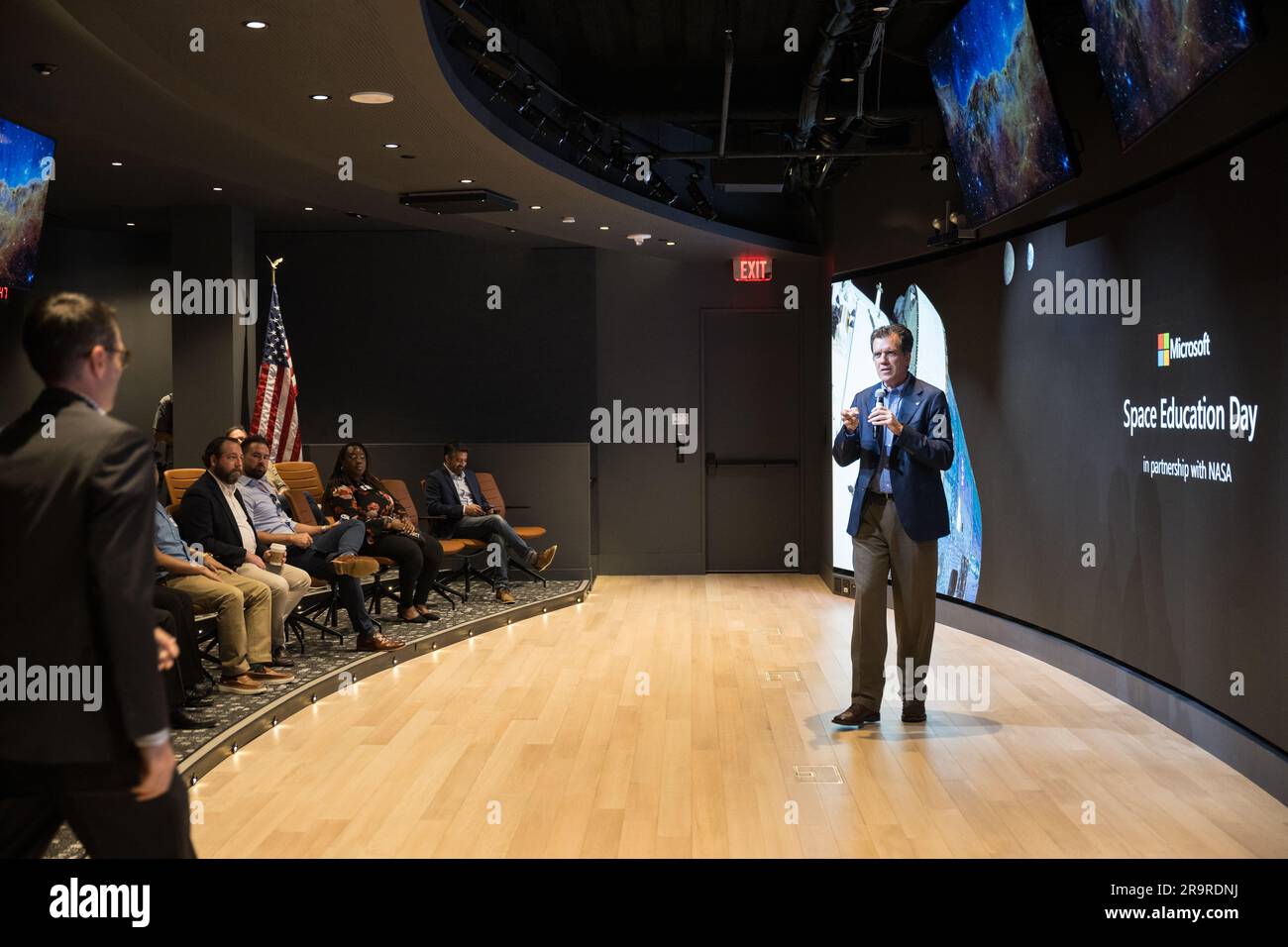 Mike Kincaid della NASA ha parlato allo Space Education Day presso il Microsoft Technology Center di Arlington, Virginia, sottolineando la collaborazione con Microsoft e i programmi educativi che combinano contenuti spaziali, intelligenza artificiale e cloud computing per gli studenti. Foto Stock