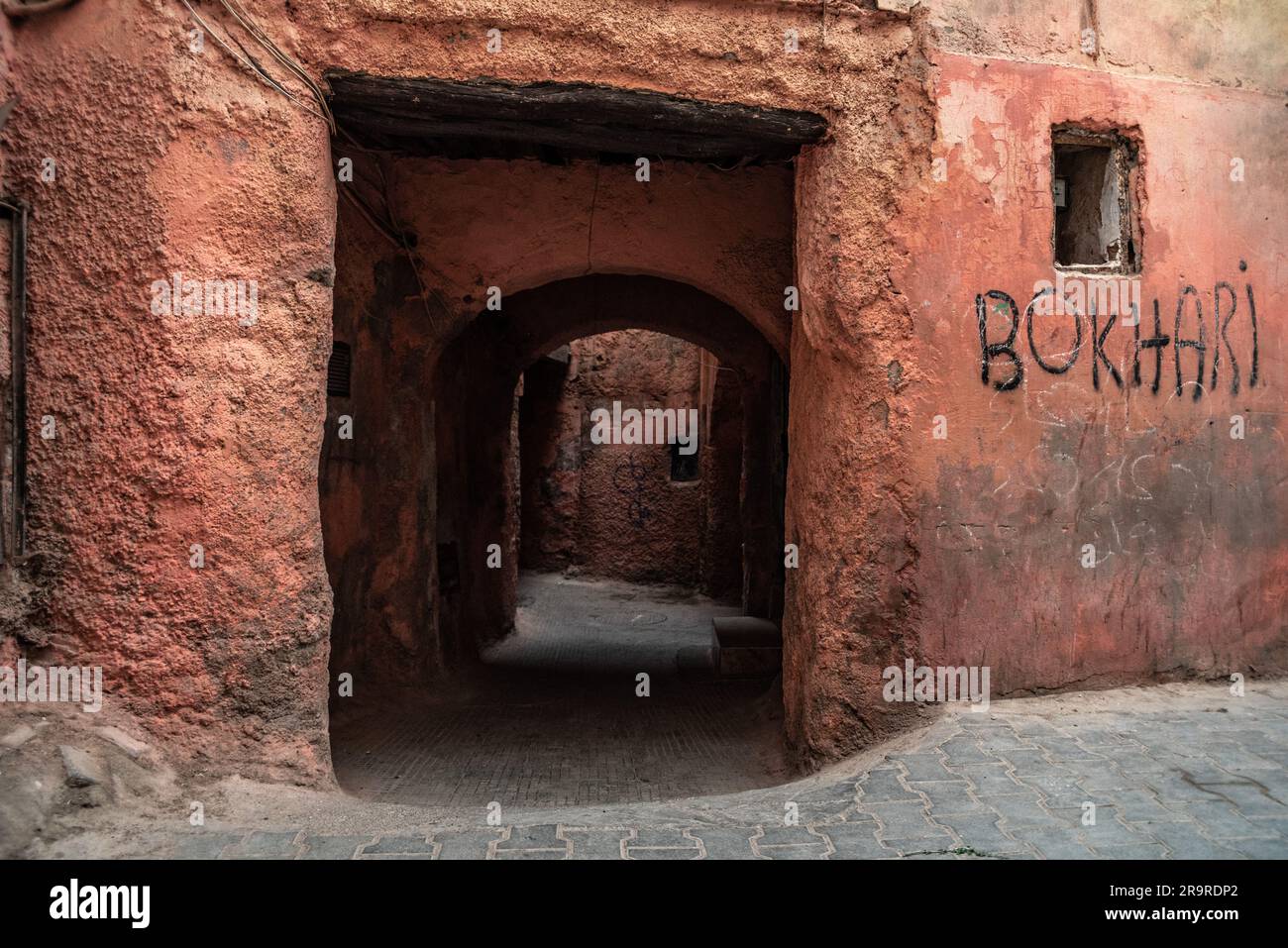 Un basso e stretto passaggio pubblico nella medina di Marrakech, in Marocco Foto Stock