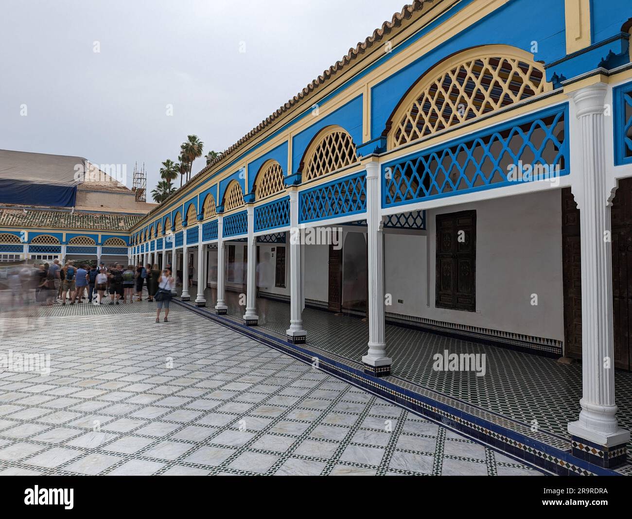 MARRAKECH, MAROCCO - 19 APRILE 2023 - antico palazzo orientale di Bahia nella medina di Marrakech, Marocco Foto Stock