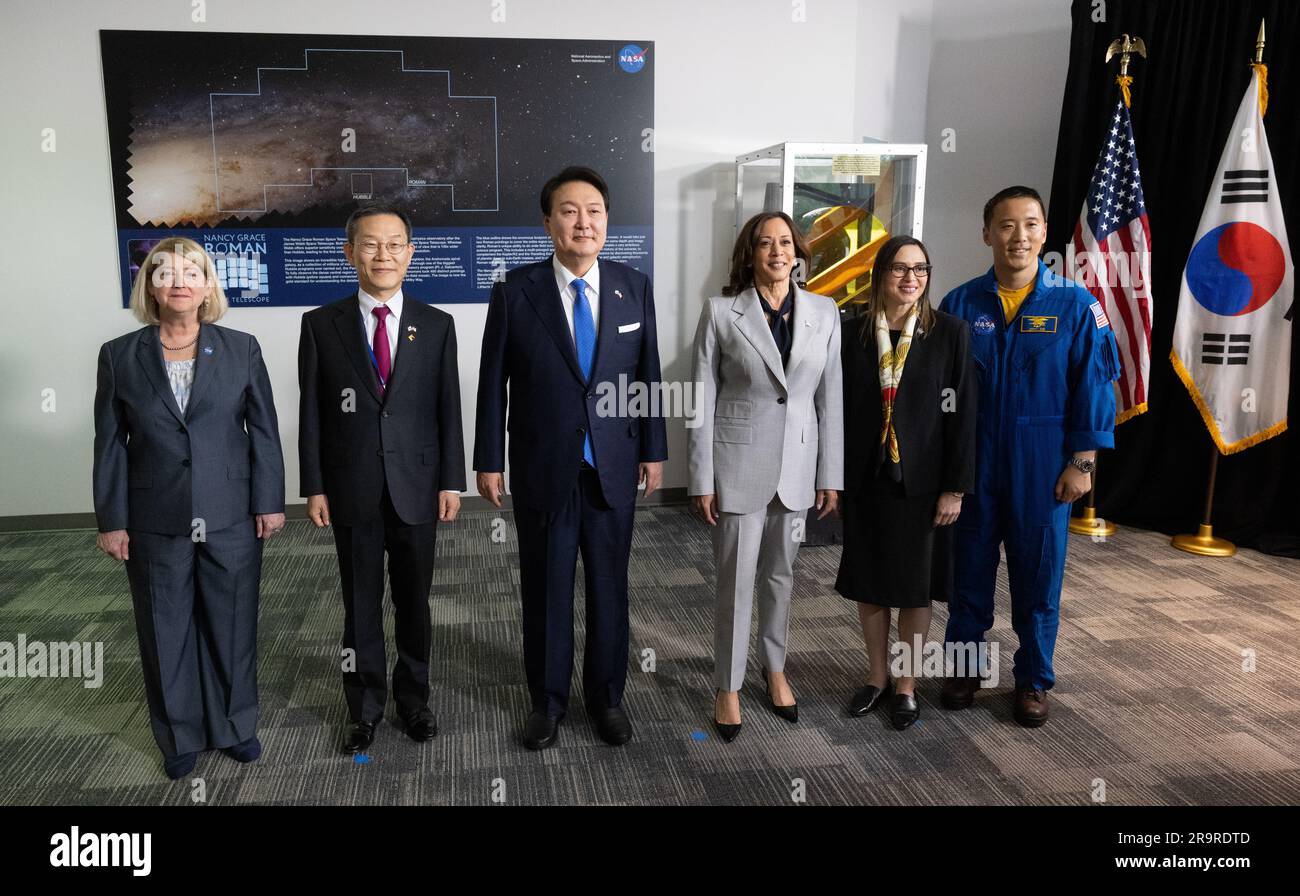 Vice presidente Harris e presidente Yoon della GSFC. Il vicepresidente Kamala Harris, terzo da destra, e il presidente Yoon Suk Yeol della Repubblica di Corea, terzo da sinistra, posa per una foto con il vice amministratore della NASA Pam Melroy, a sinistra, il ministro MSIT Jong-ho Lee, il dottor Makenzie Lystrup, direttore del Goddard Space Flight Center della NASA, E l'astronauta della NASA Jonny Kim, martedì 25 aprile 2023, durante un tour del Goddard Space Flight Center della NASA a Greenbelt, Md. Foto Stock